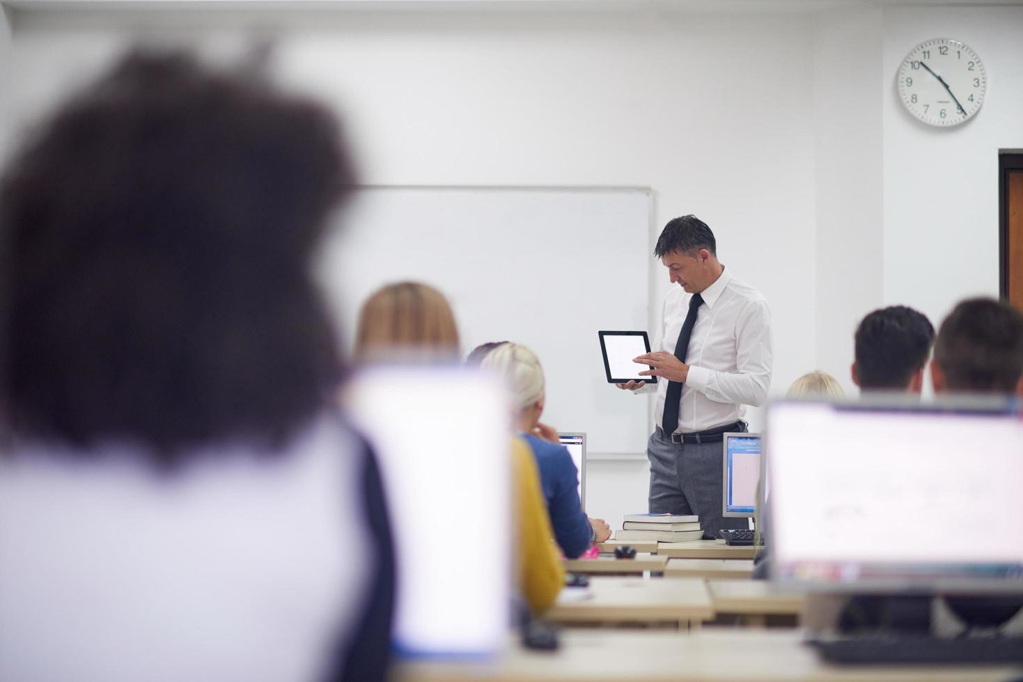 studenter med lärare i dator labb klassrum foto