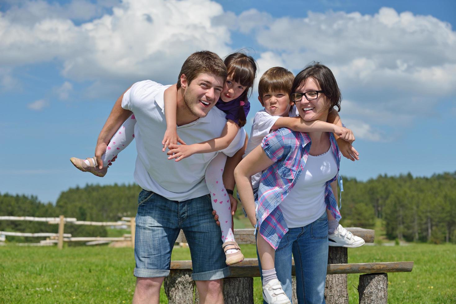 Lycklig ung familj ha roligt utomhus foto