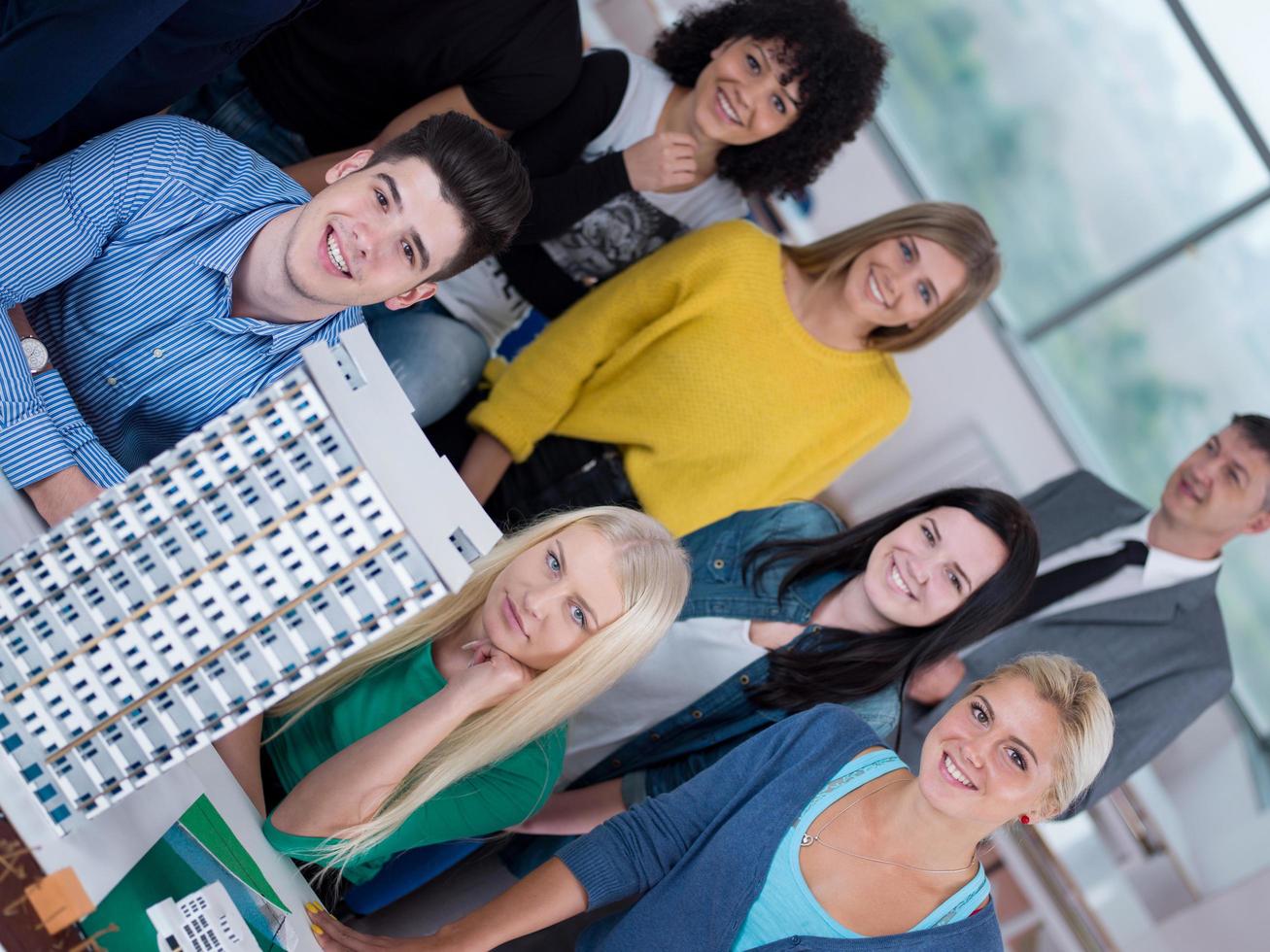 studenter med lärare i dator labb klassrum foto