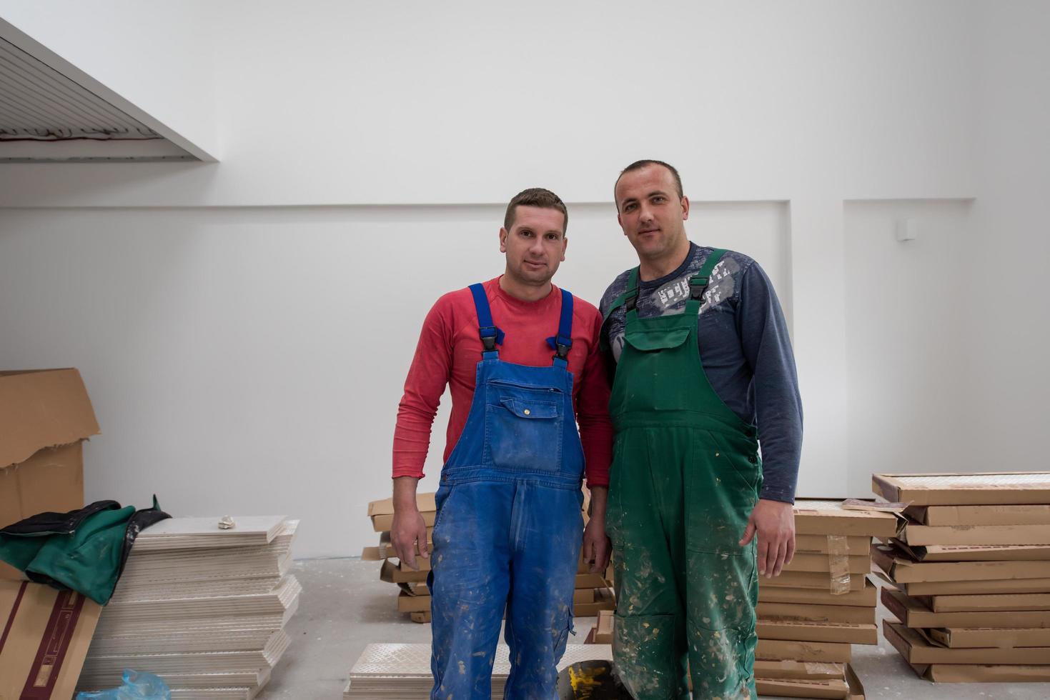 porträtt av arbetare och byggare med smutsig enhetlig i lägenhet foto