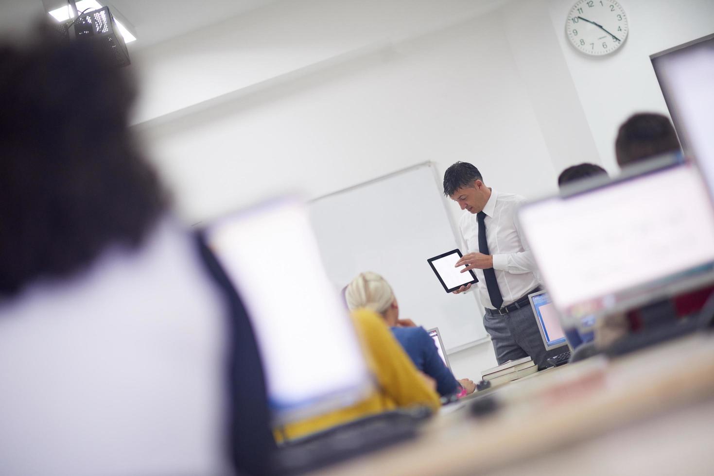 studenter med lärare i dator labb klassrum foto