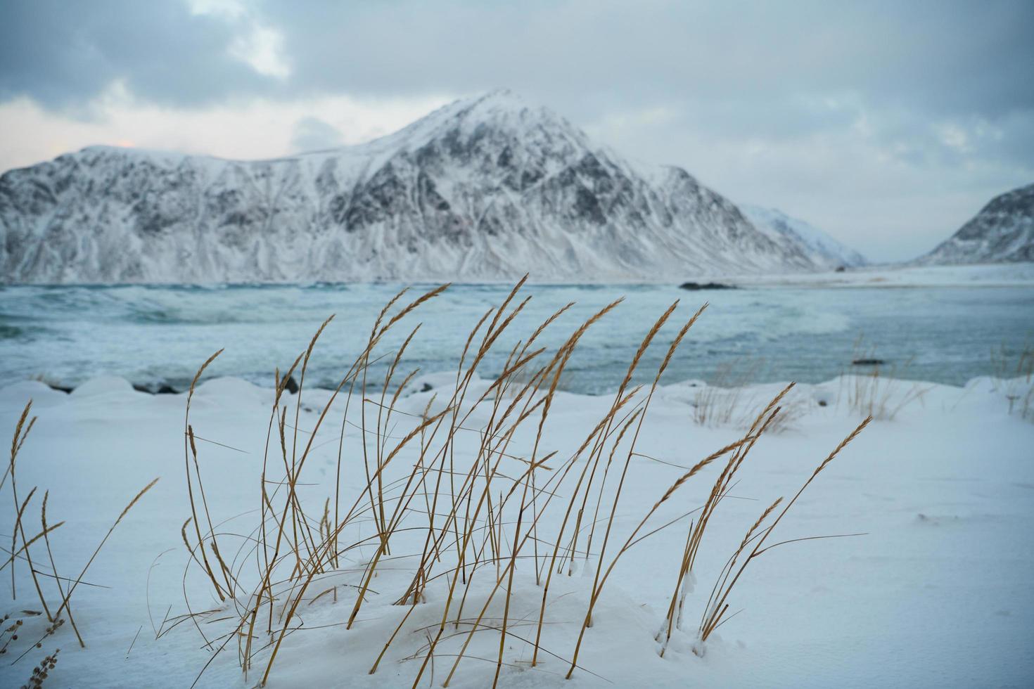 norska kusten på vintern med snö dåligt molnigt väder foto