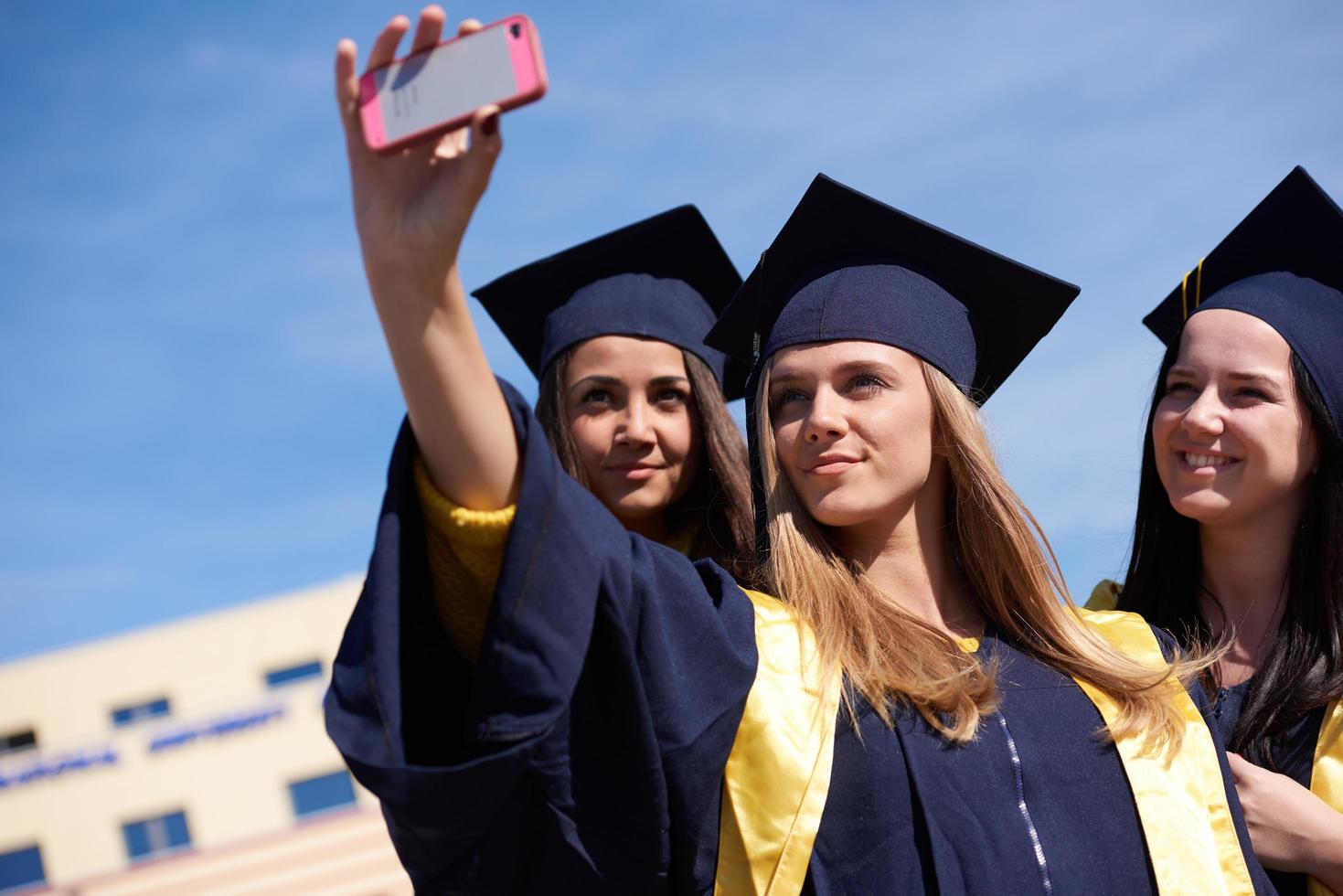 studenter grupp i examinerade framställning selfie foto