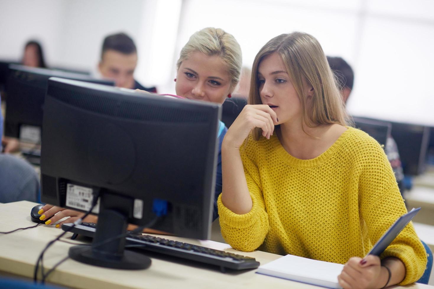 studenter grupp i dator labb klassrum foto