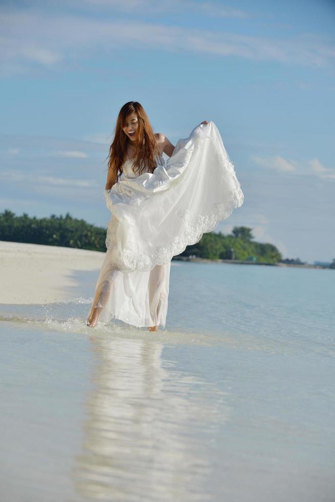 asiatisk brud på strand foto