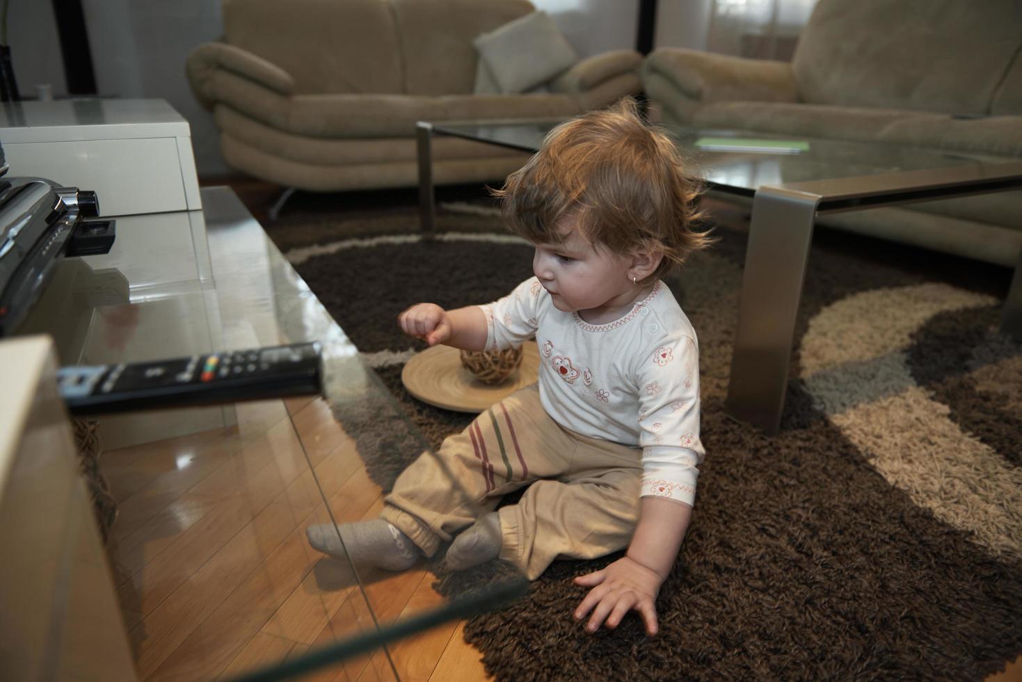 förtjusande söt skön liten bebis flicka spelar med leksaker på Hem foto