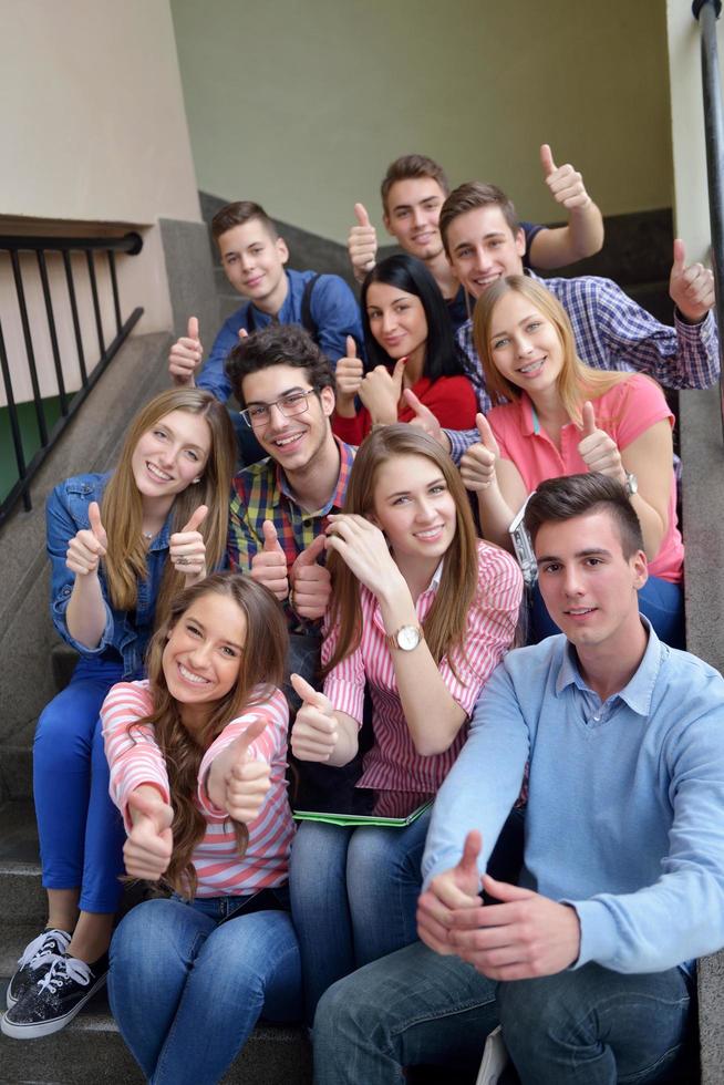 Lycklig tonåren grupp i skola foto