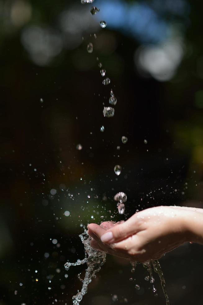 vatten ström på kvinna hand foto