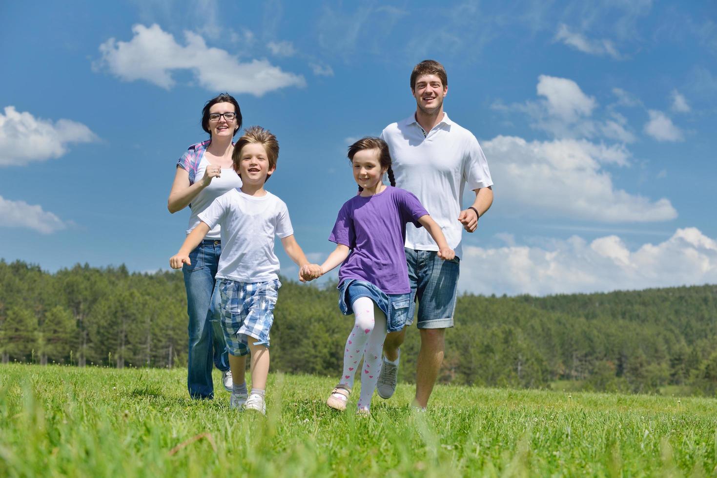 Lycklig ung familj ha roligt utomhus foto