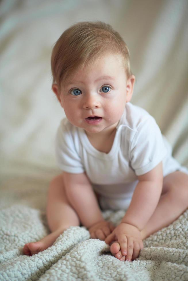 söt liten nyfödd bebis smilling foto