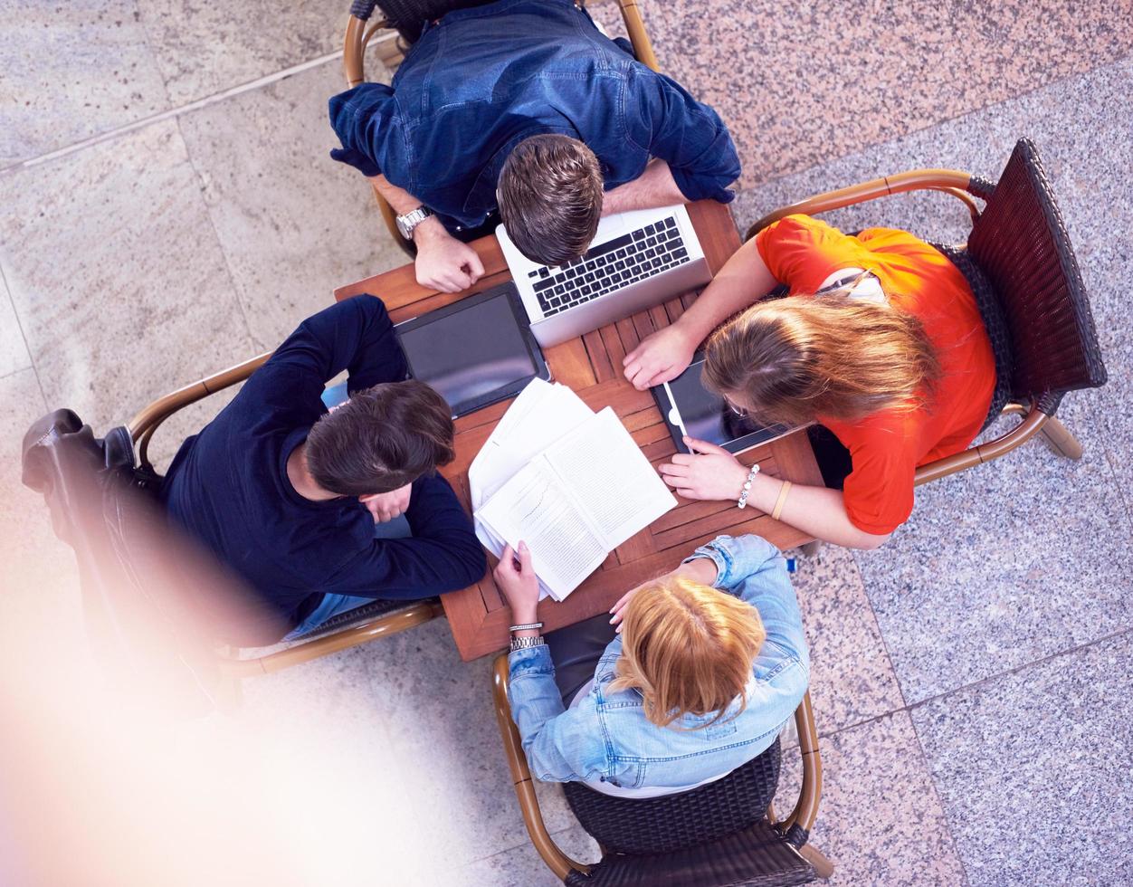 studenter grupp arbetssätt på skola projekt tillsammans foto