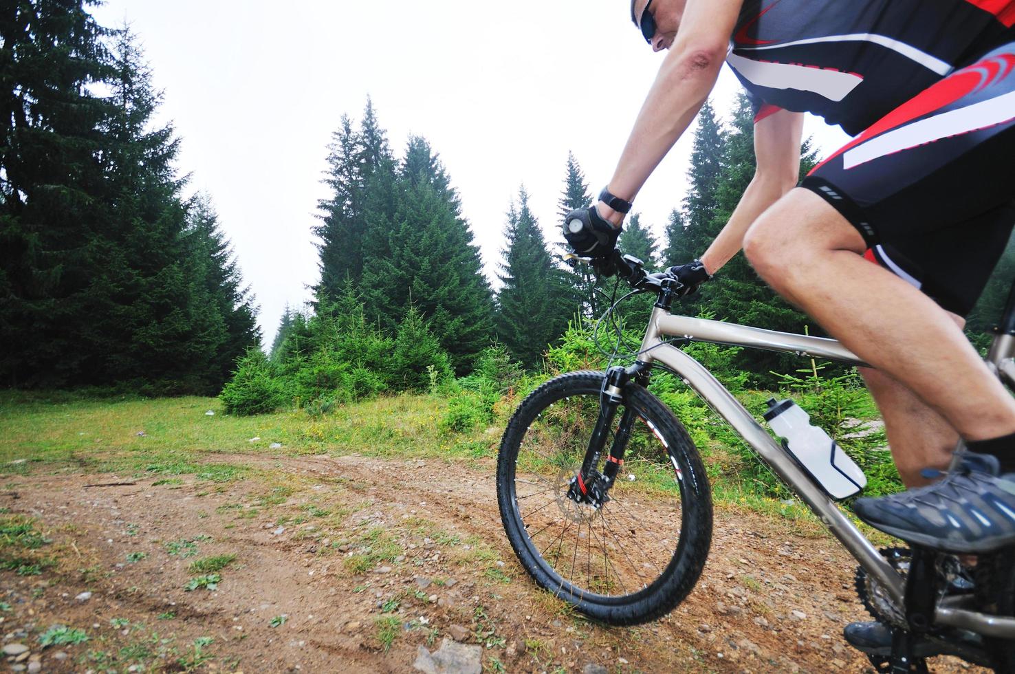 berg cykel utomhus- rida foto