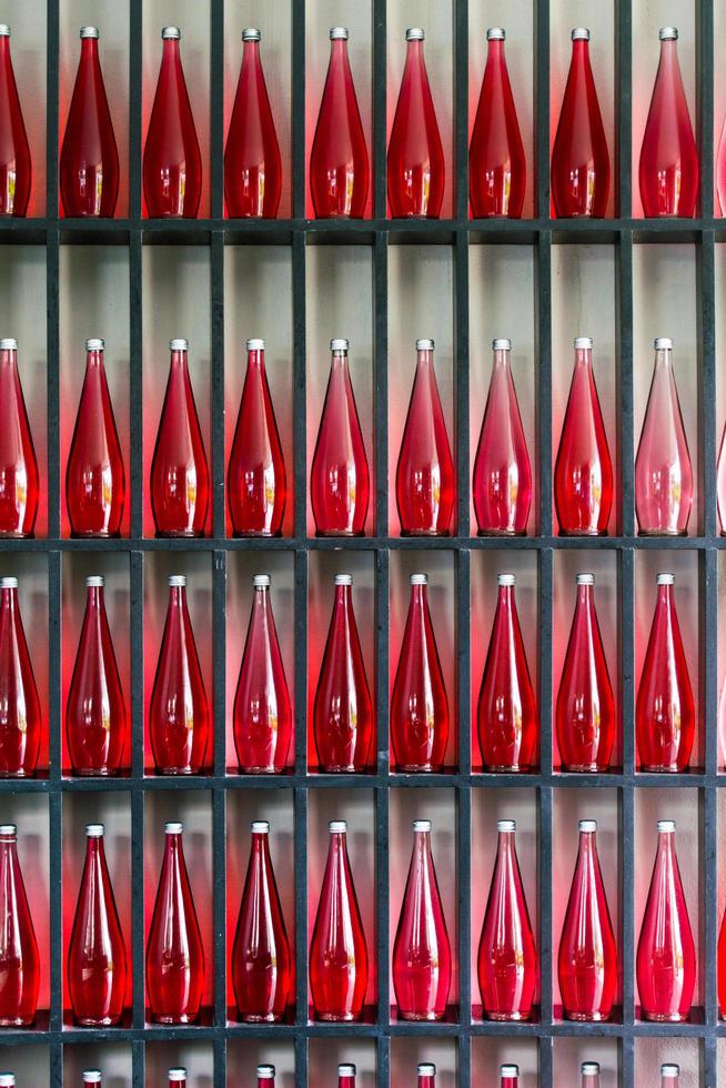 flaskor av röd juice i modern restaurang foto