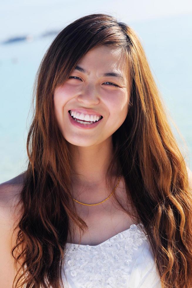 asiatisk brud på strand foto