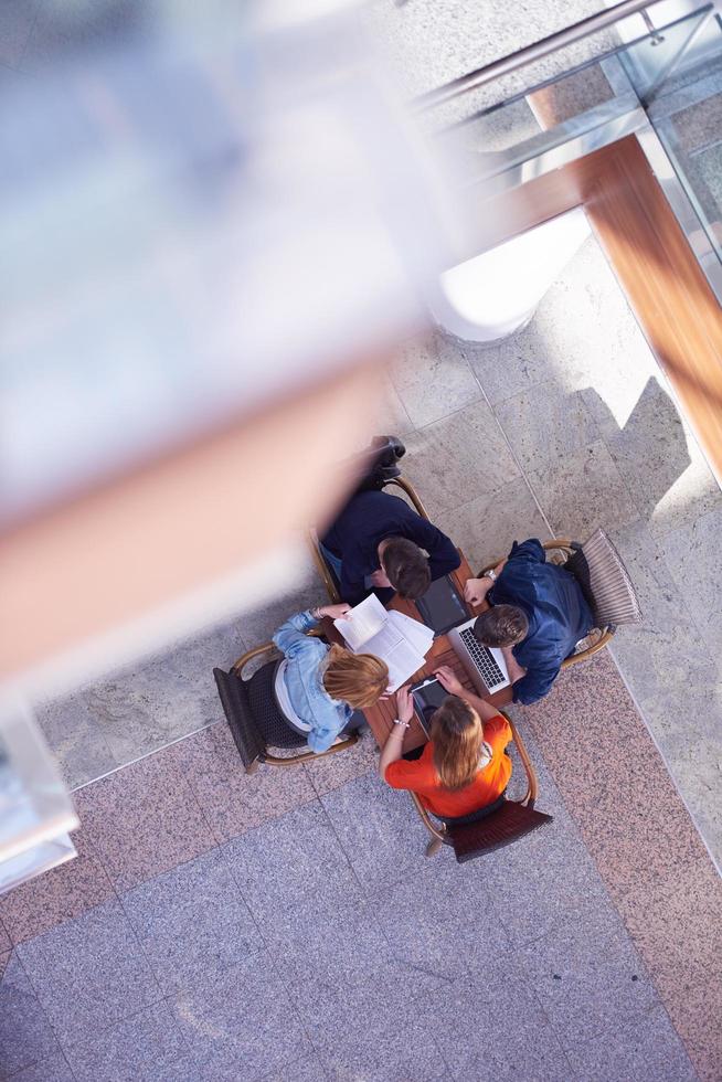 studenter grupp arbetssätt på skola projekt tillsammans foto