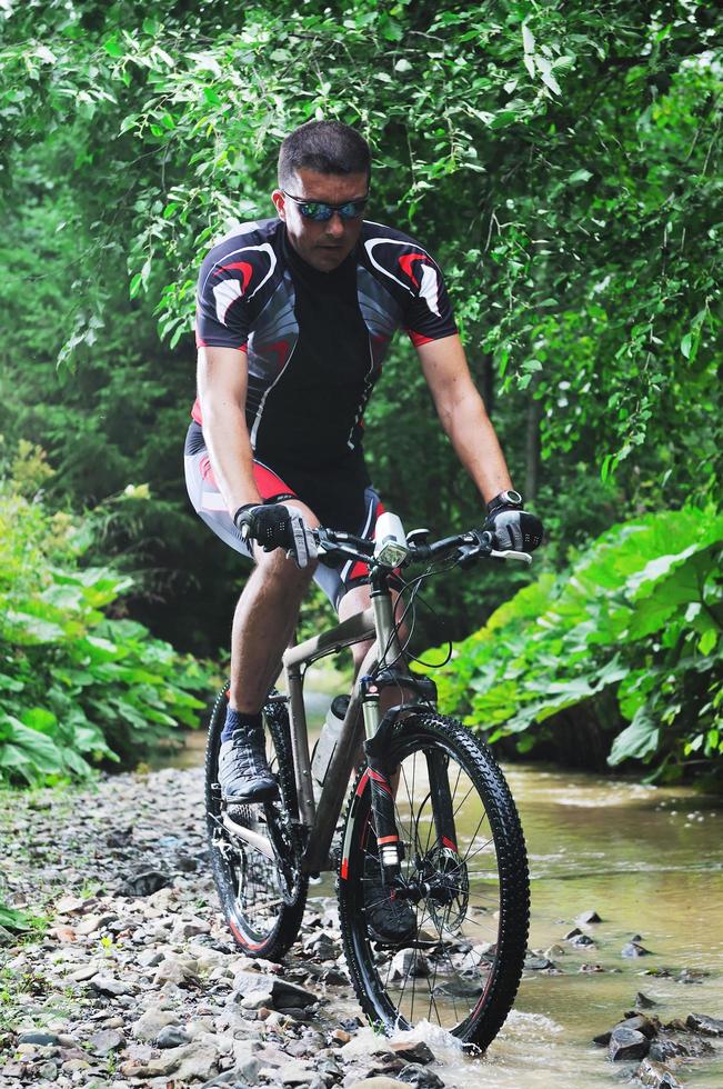 berg cykel utomhus- rida foto