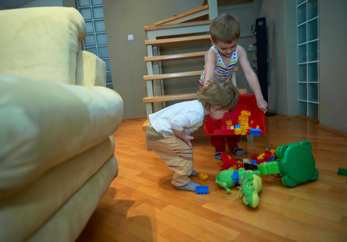 liten barn spelar och föra leksaker till syster foto