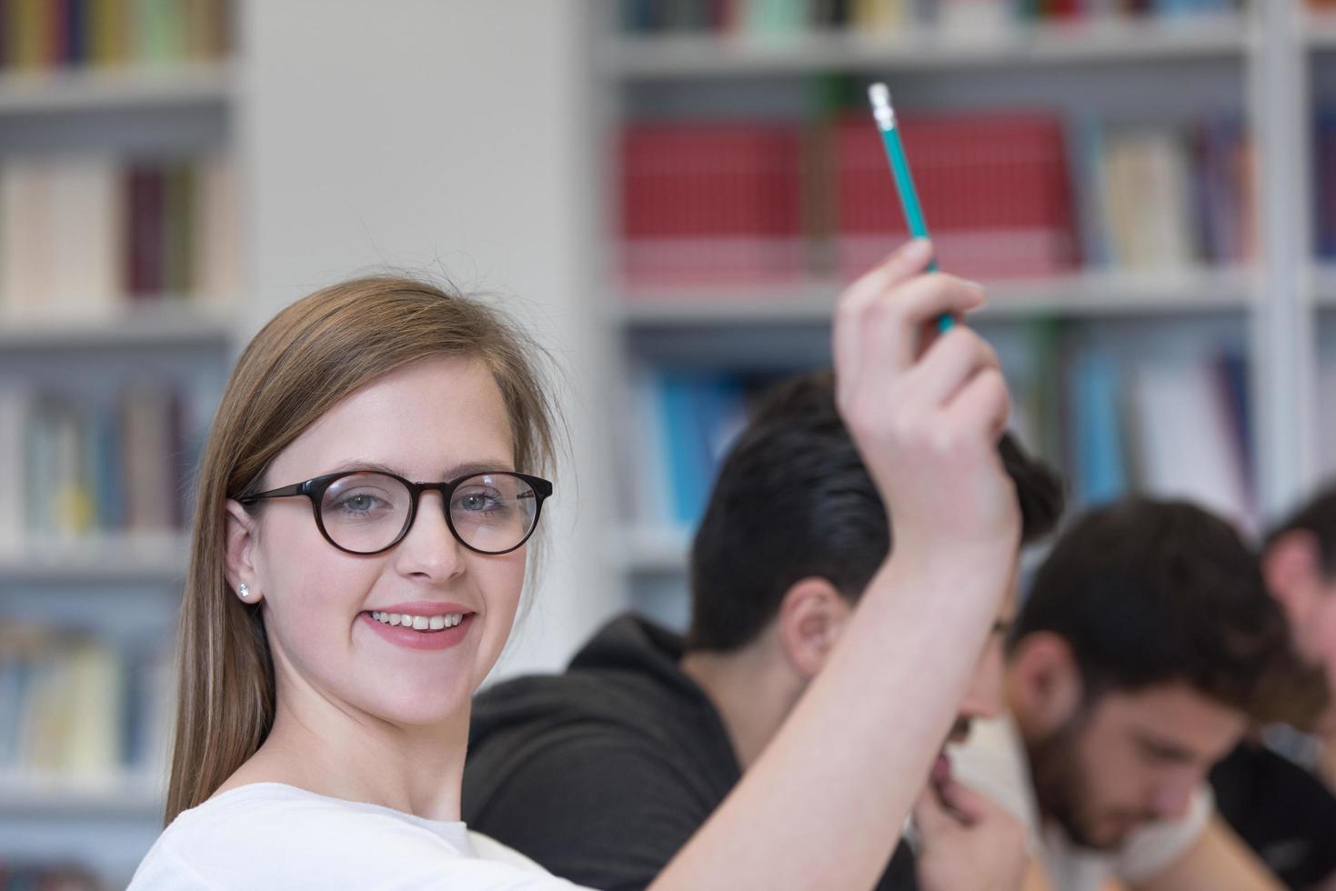 grupp av studenter höja händer upp foto