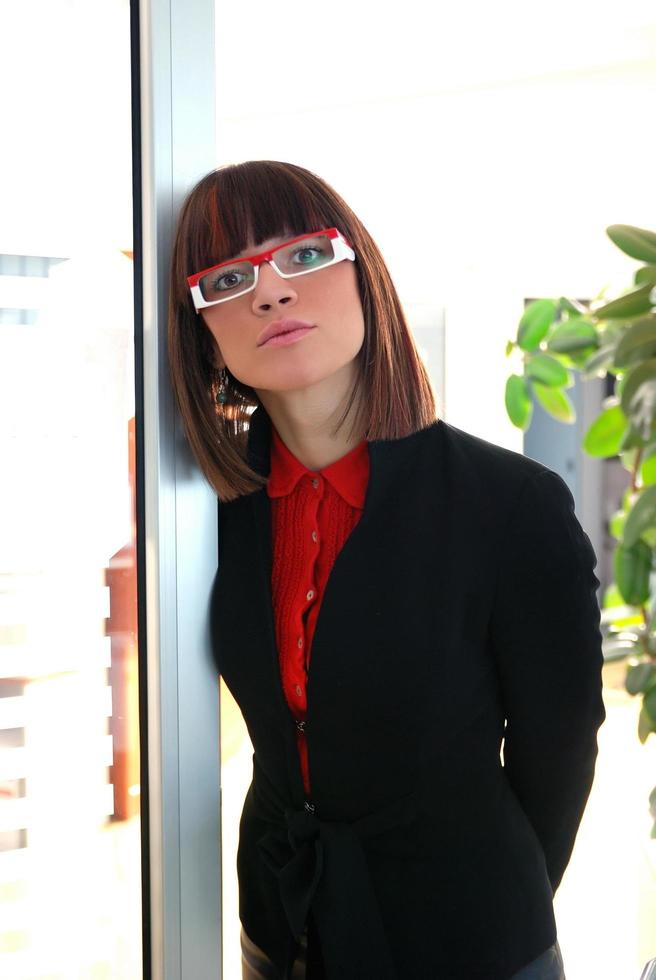 ung företag kvinna i röd på kontor foto