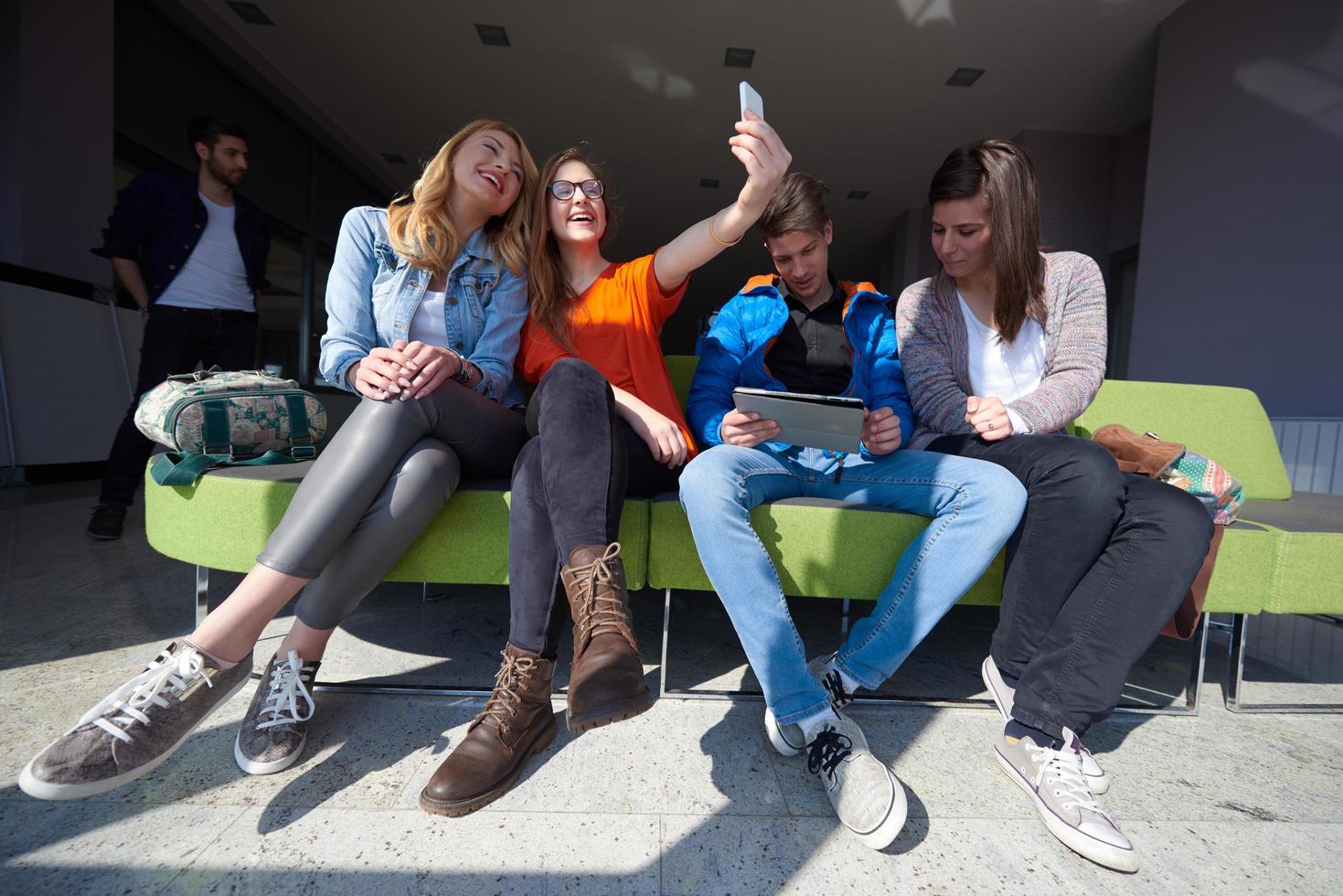 studenter grupp tar selfie foto