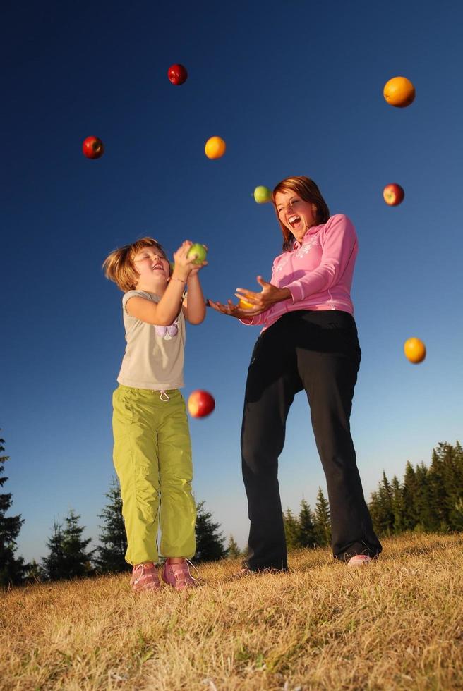 mamma och flicka spelar utanför foto