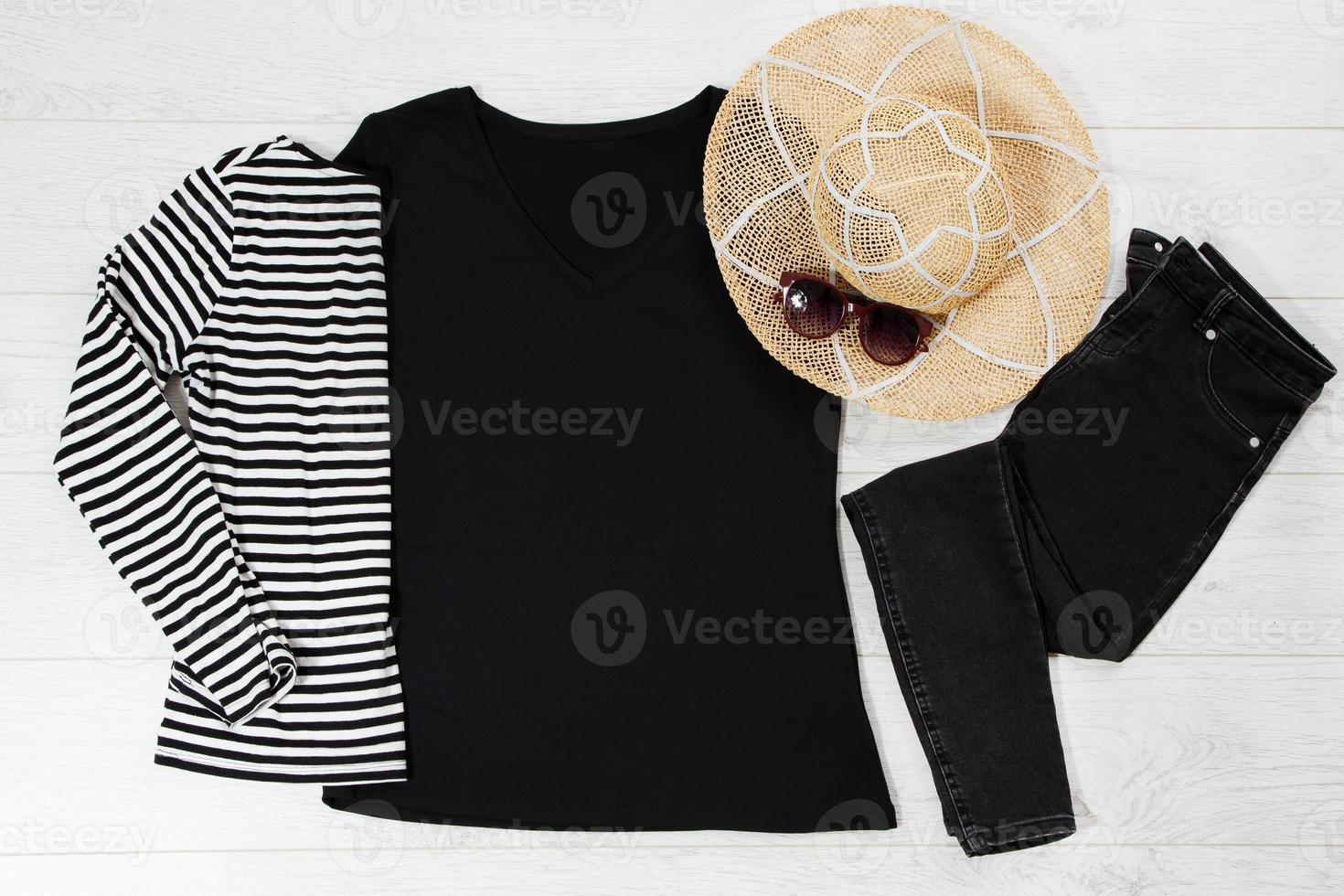 t skjorta svart. t-shirt attrapp platt lägga med sommar Tillbehör. hatt, väska och solglasögon på trä- golv bakgrund. kopia Plats. mall tom duk. främre topp se. foto