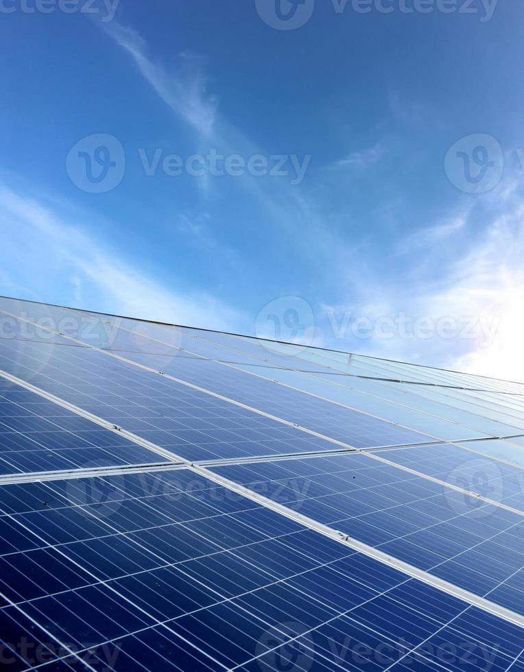 solcellspanel, ny teknik för att lagra och använda kraften från naturen med människoliv, hållbar energi och miljövänkoncept. foto