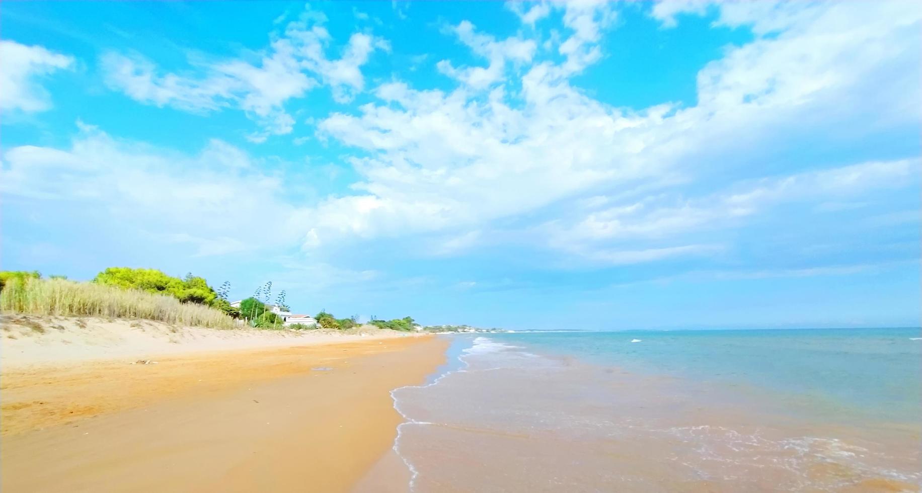 hav strand blå himmel sand Sol dagsljus avslappning landskap. hav strand blå himmel sand Sol dagsljus avslappning landskap. blå himmel och blå hav. foto