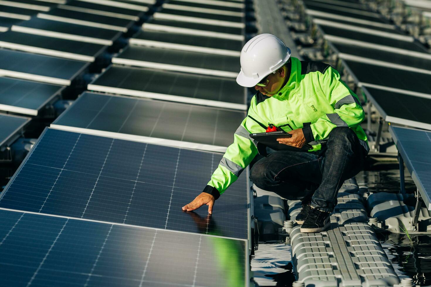 de porträtt av en ung ingenjör checkar solceller sol- paneler. begrepp. förnybar energi teknologi elektricitet service, grön kraft. foto