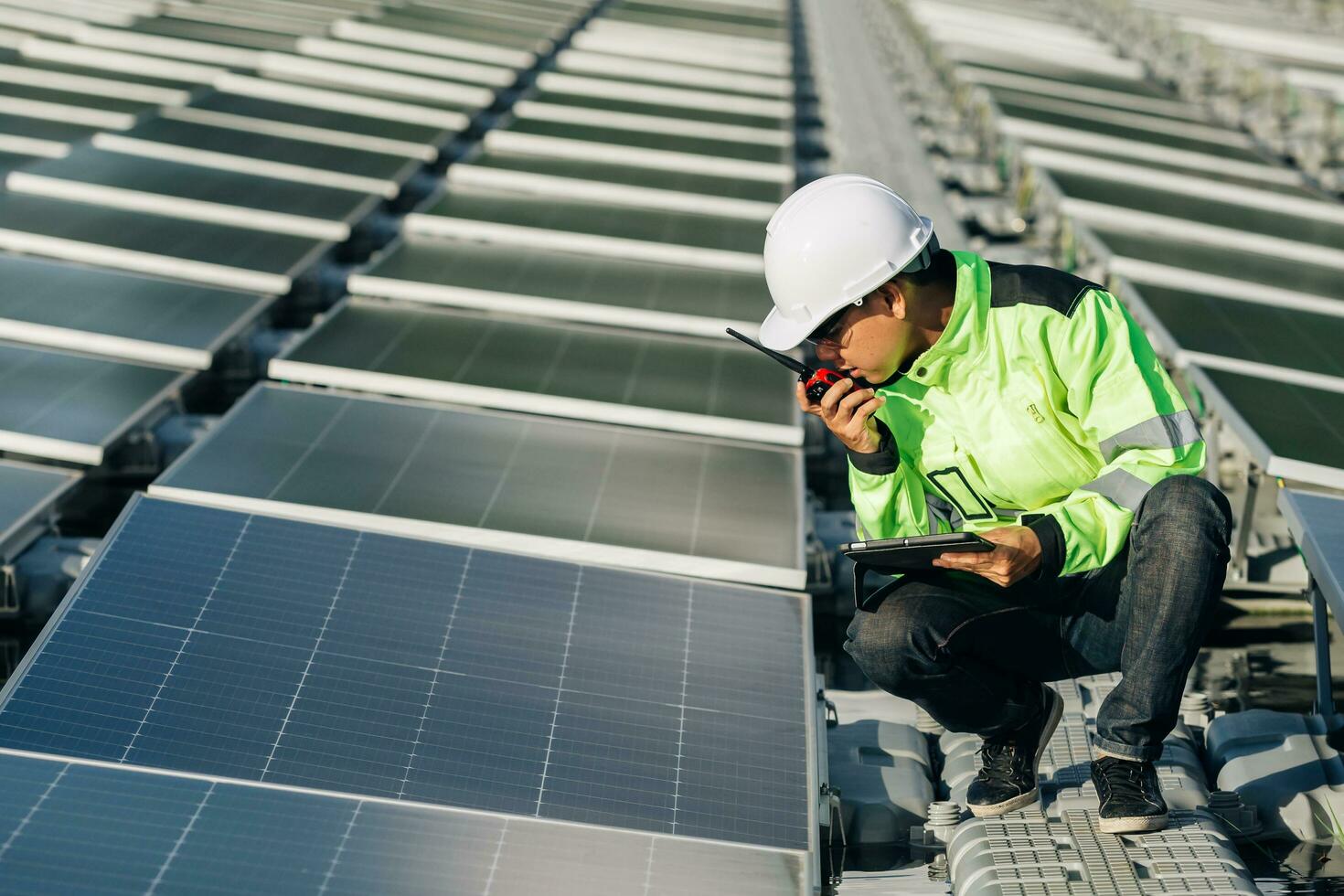 de porträtt av en ung ingenjör checkar solceller sol- paneler. begrepp. förnybar energi teknologi elektricitet service, grön kraft. foto