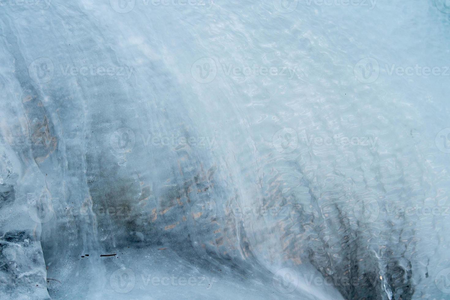 frysta bäck små vattenfall i vinter- tid foto