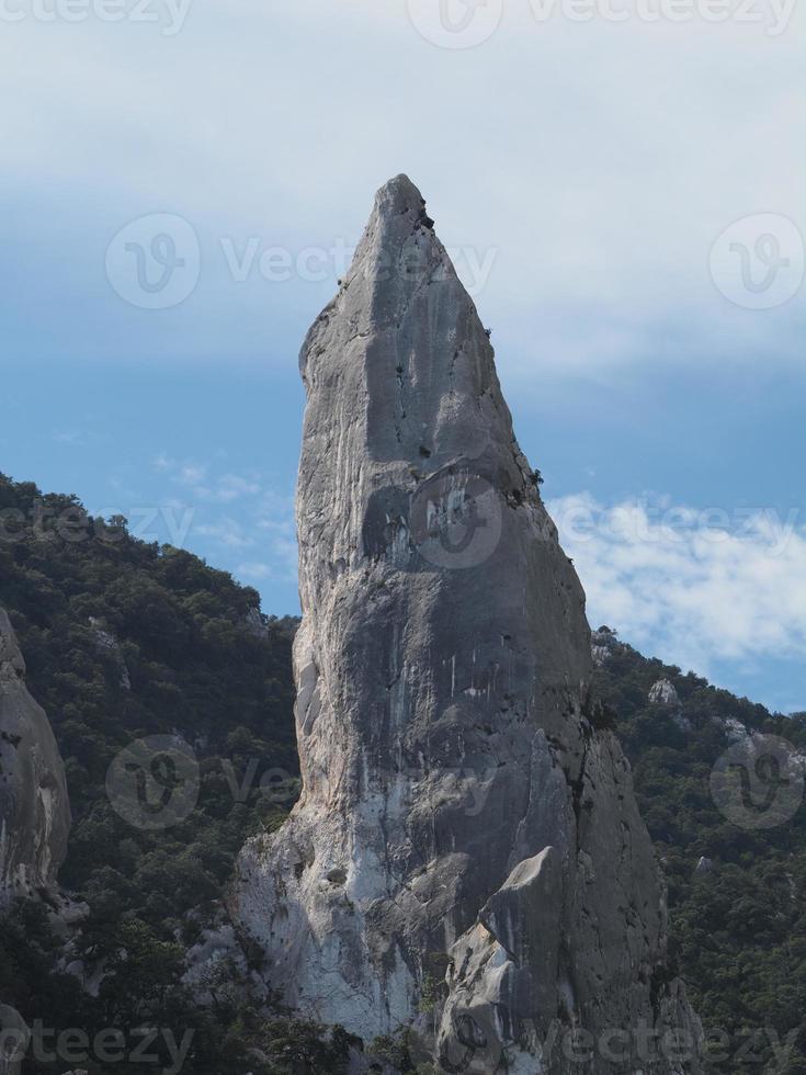 klättrare på goloritze sten klippa förbi de hav sardinien Italien foto