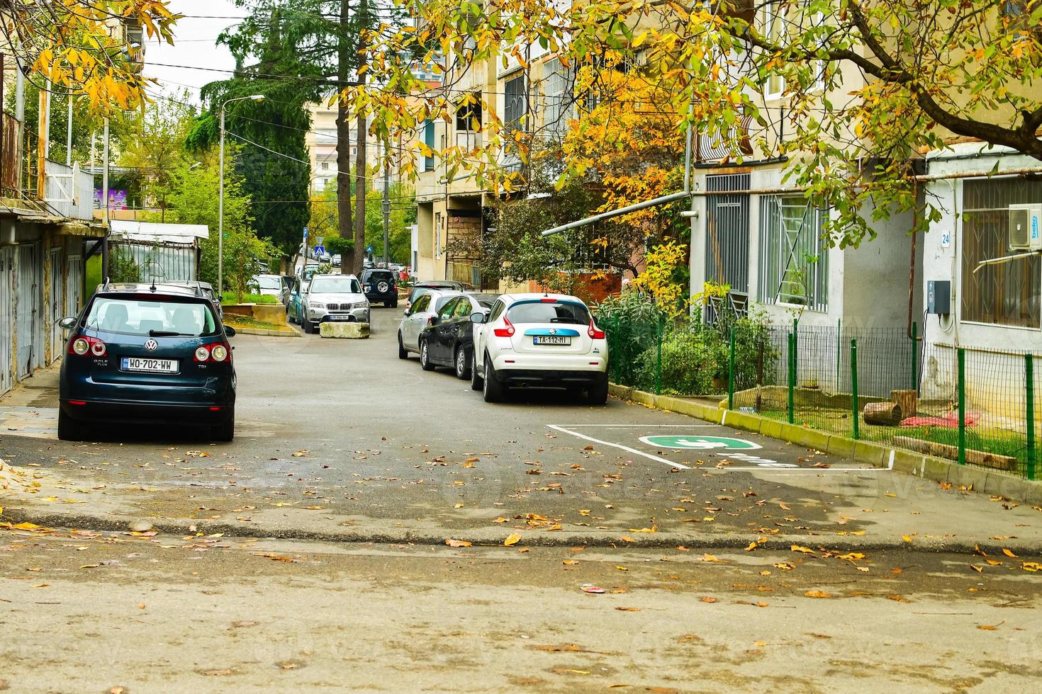 tbilisi, Georgien, 2022 - statisk se personlig parkering fläck för elektrisk bil utanför i georgiansk grannskap saburtalo, tbilisi, georgien foto