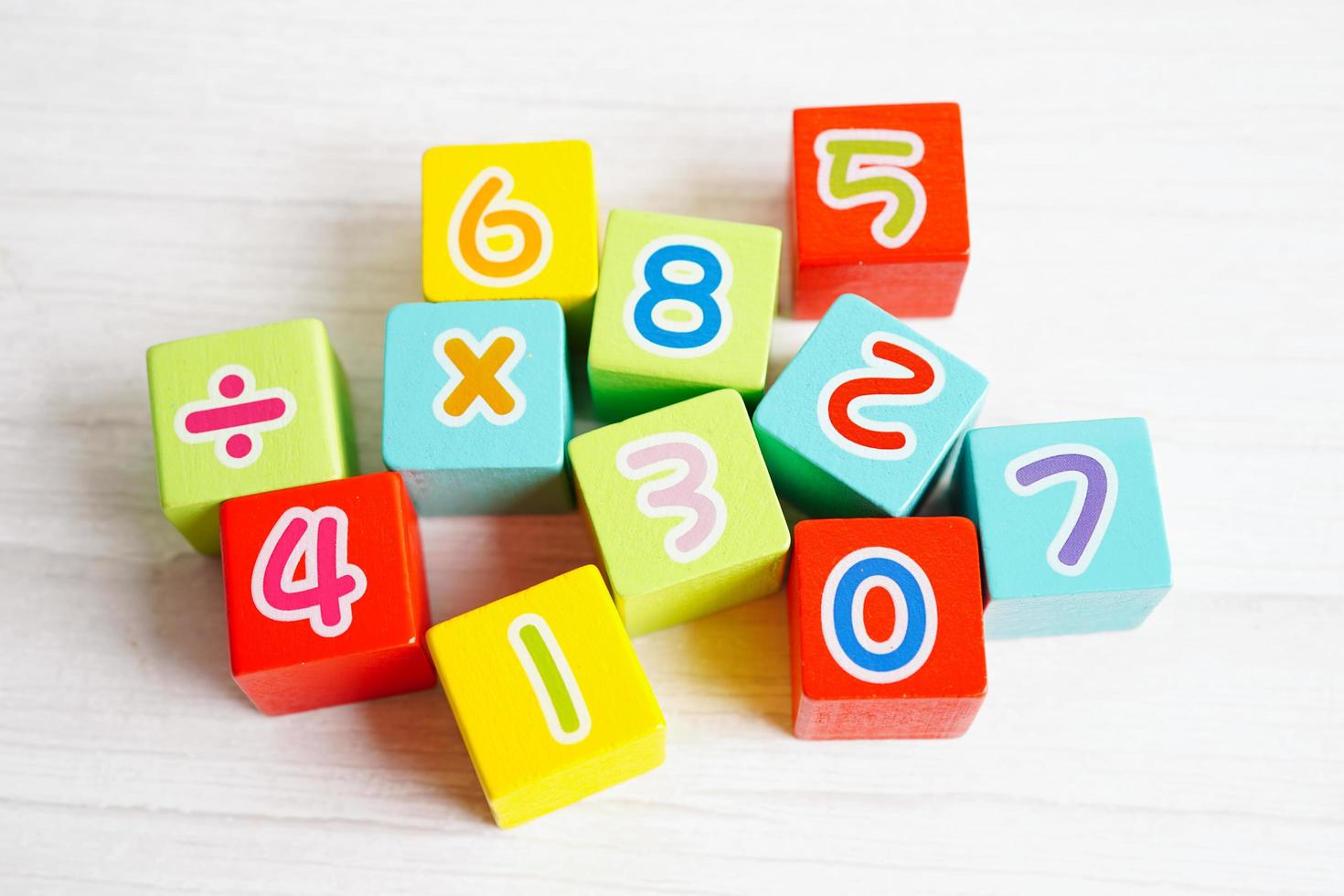antal träklosskuber för att lära sig matematik, utbildningsmatematikkoncept. foto