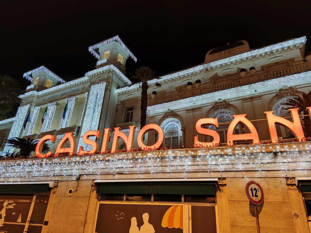 sanremo, Italien - december 13, 2020 - kasino av sanremo på natt under vinter- säsong foto