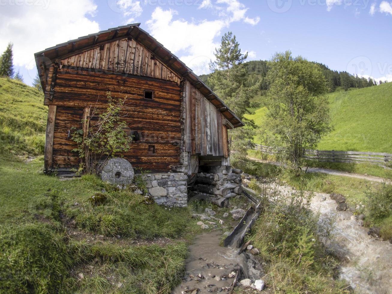 vatten kvarn dal i dolomiter longiaru badia dal foto