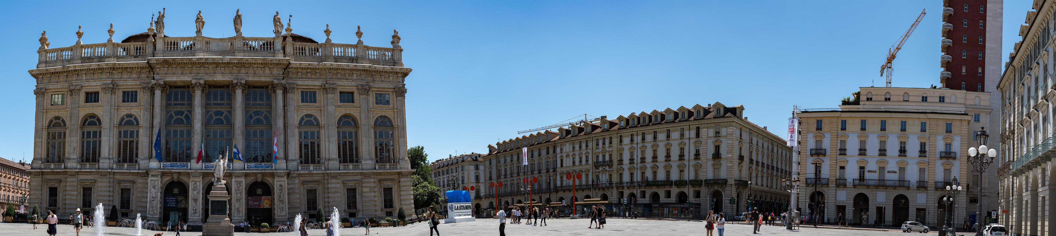 turin, Italien - juni 17 2017 - turist i piazza castello på solig dag foto