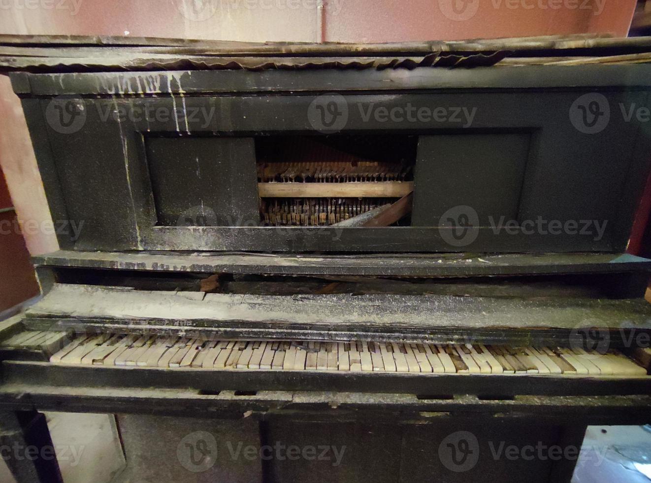 gammal bruten smutsig piano förstörd ut av service foto