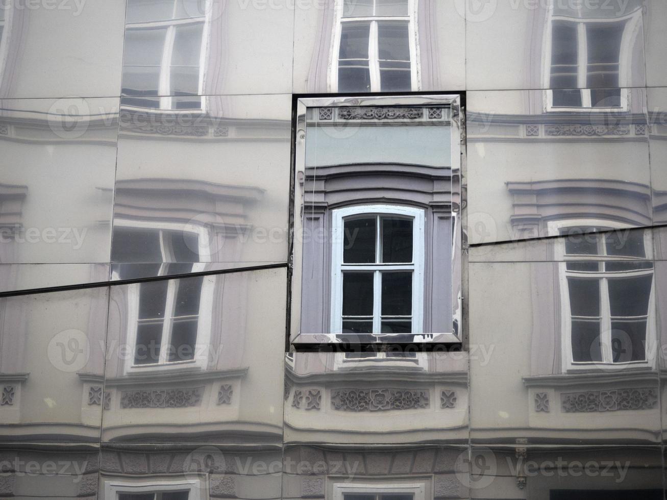 graz österrike byggnad reflexion på modern hus foto