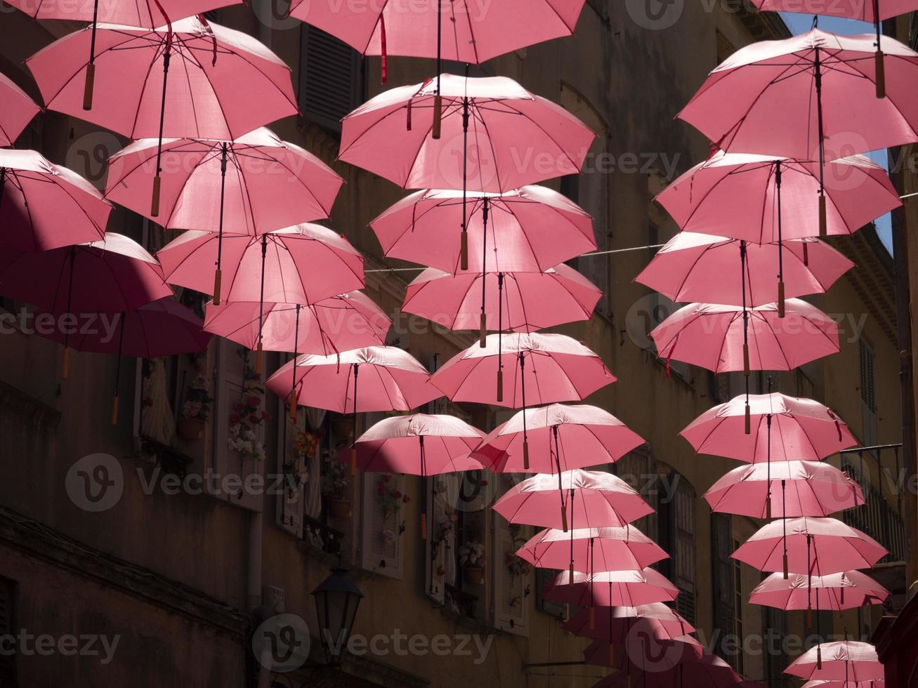 grasse Frankrike rosa paraplyer gata foto