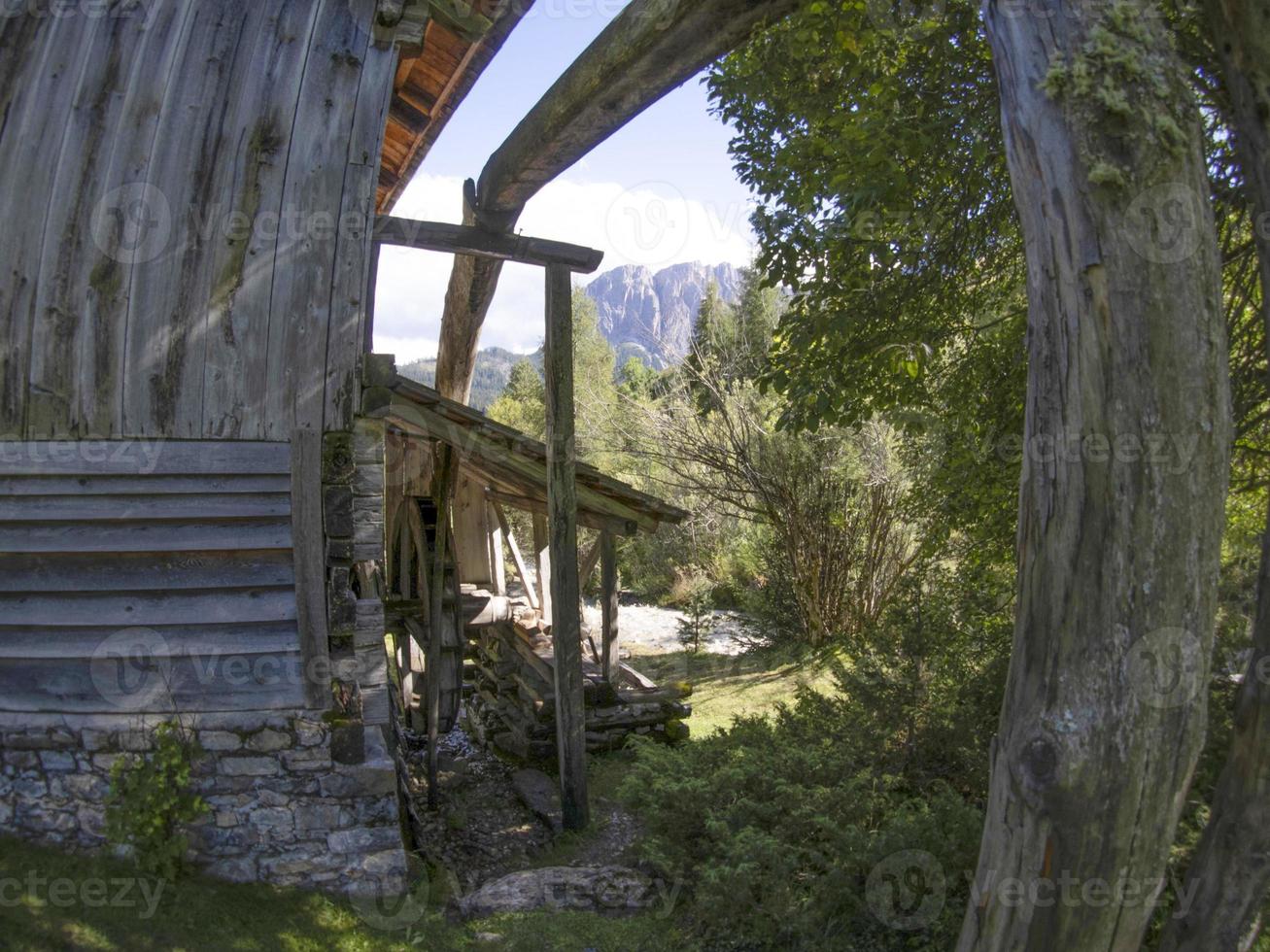 vatten kvarn dal i dolomiter longiaru badia dal foto