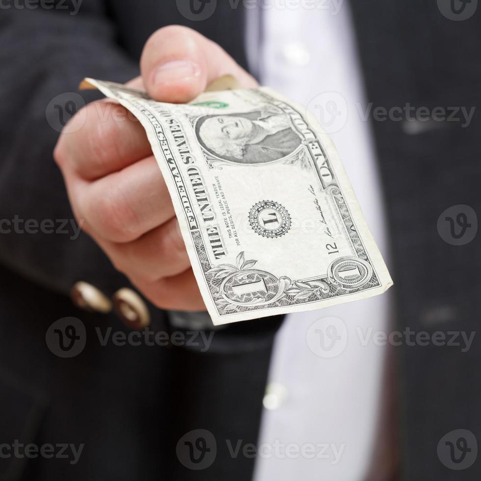 främre se av ett dollar sedel i manlig hand foto