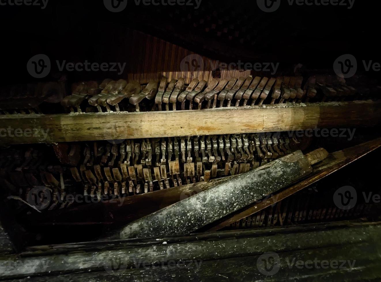 gammal bruten smutsig piano förstörd ut av service foto