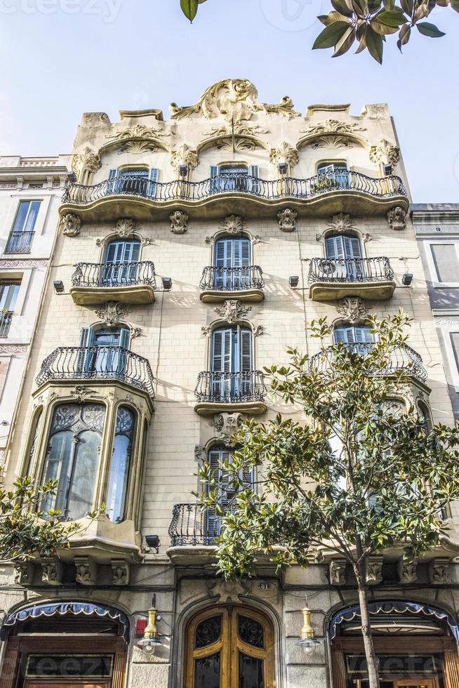 Fasad av ett hyreshus i modernistisk stil i Gracia, Barcelona, Spanien, Europa foto