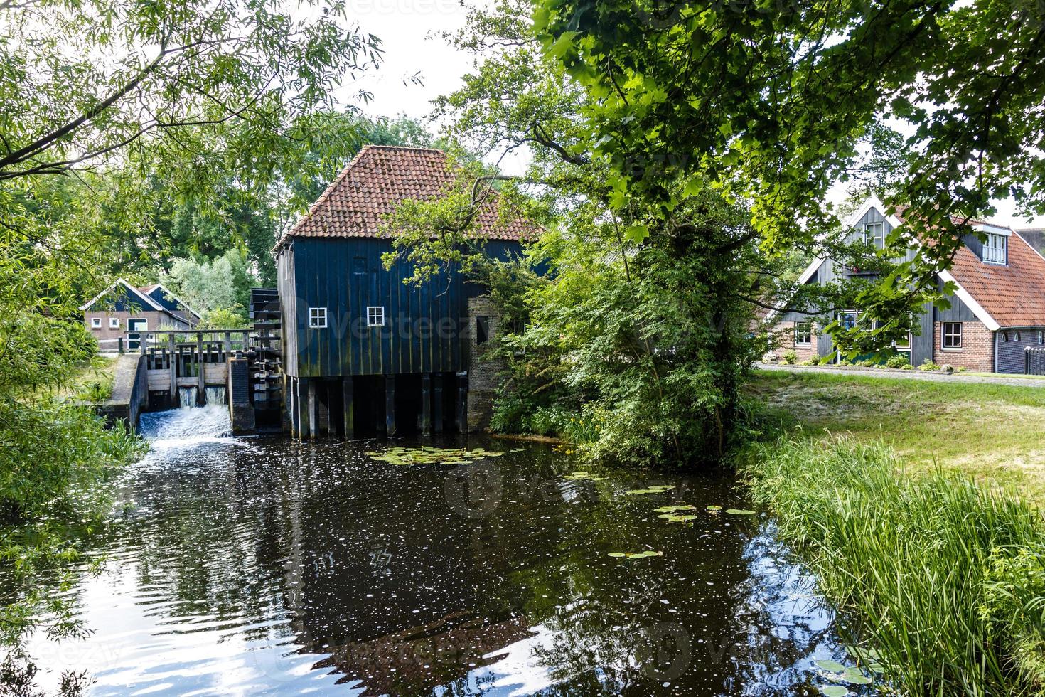 noord-molen twickel, en historisk vattenkvarn i Twente, Overijssel, Nederländerna foto