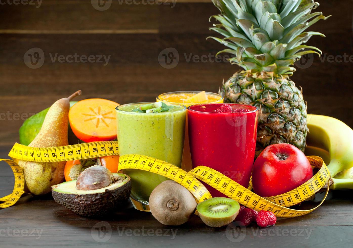 hälsosam färsk frukt och grönt smoothie med olika ingredienser serverad i glasflaskor med sugrör isolerad på vit bakgrund i panoramabanner foto