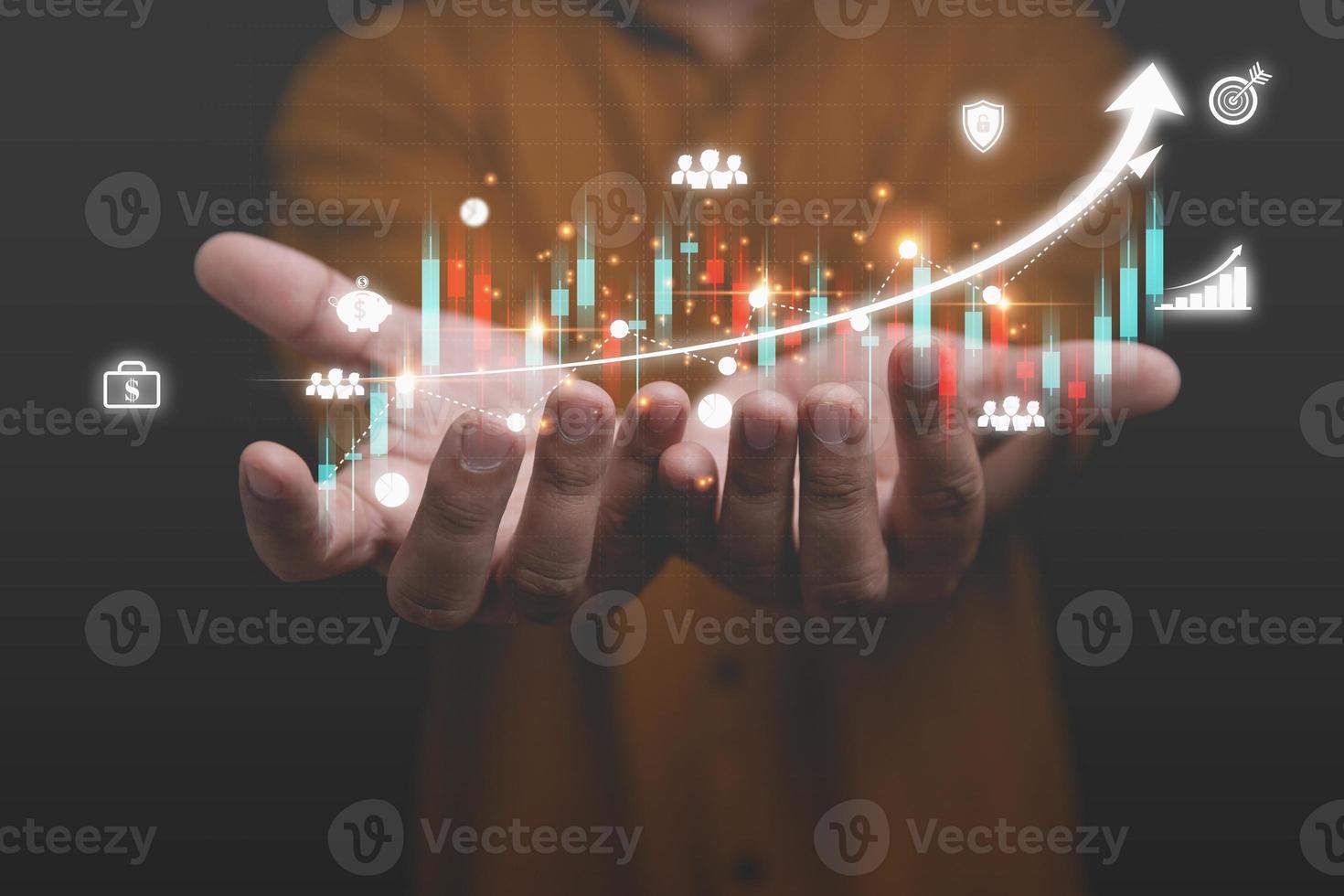 affärsman håller affärstillväxt graf, marknadsanalys för framtiden på händer. finans, aktiehandel, investeringar, diagram för affärstillväxt och börsanalyskoncept. foto