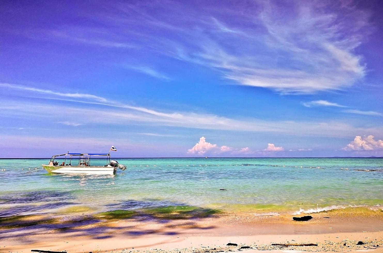 resmål, malaysia. flagga sabah på segelbåt mantanani island foto