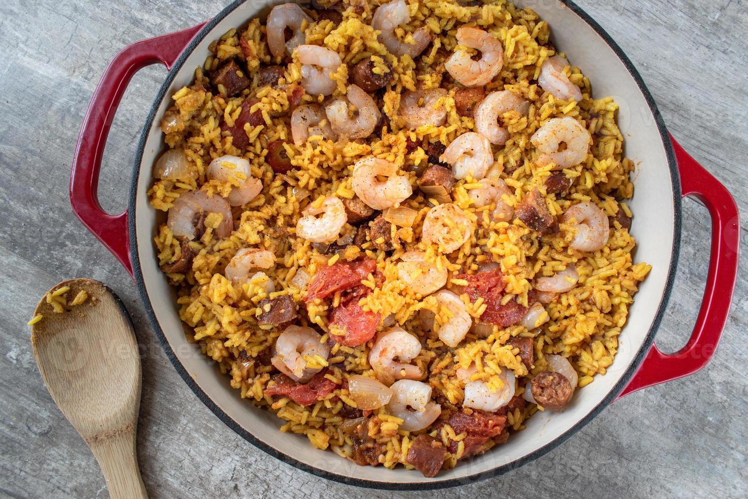jambalaya med ris och räkor platt lägg foto