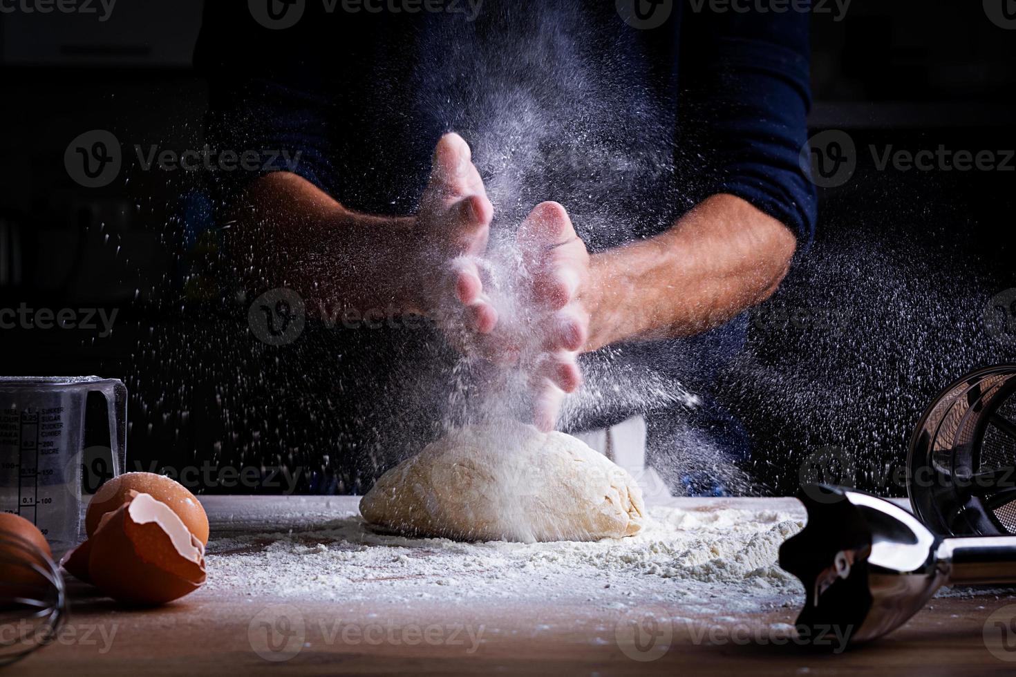 manliga händer som gör deg för pizza, dumplings eller bröd. bakning koncept. foto